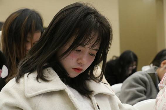 人们靠在一起
中度可信度描述已自动生成